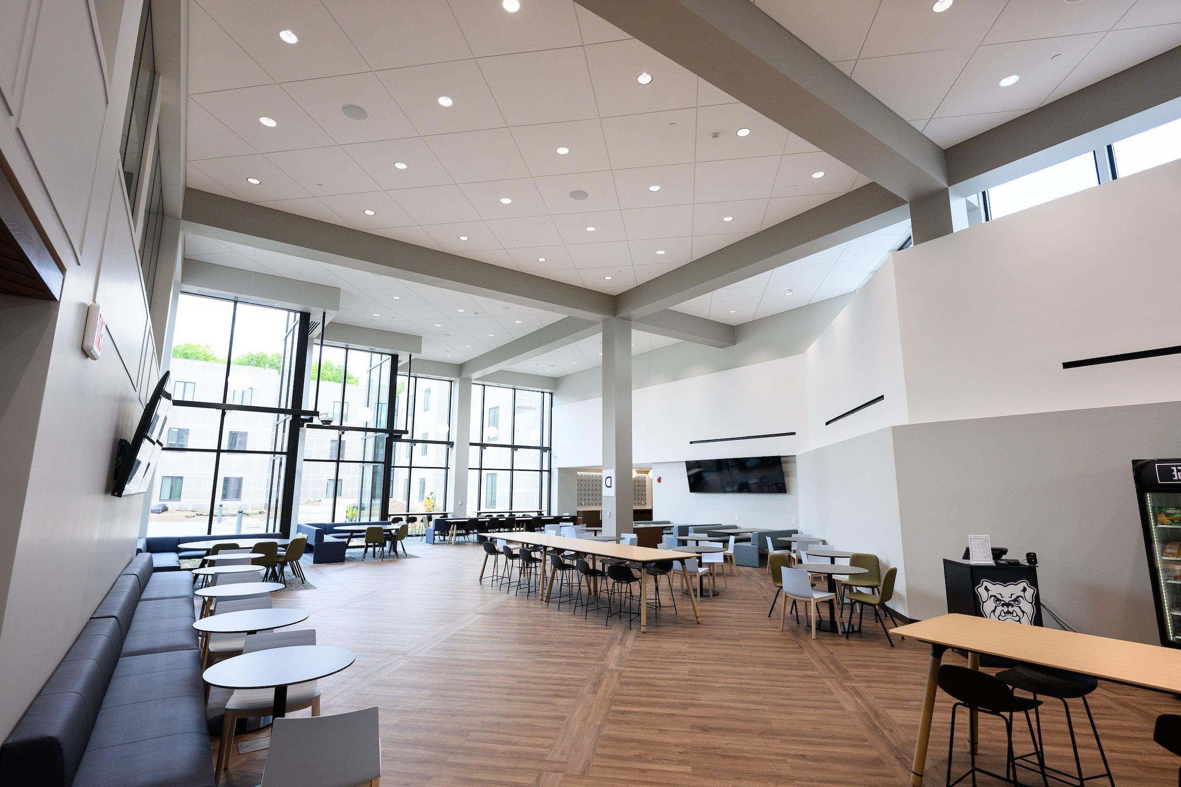 大学食堂的内部，有桌子、椅子和用餐区