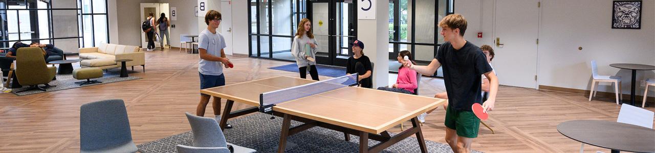 图为学生们在宿舍里打乒乓球.